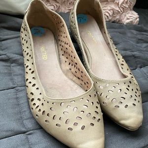 Nude flats